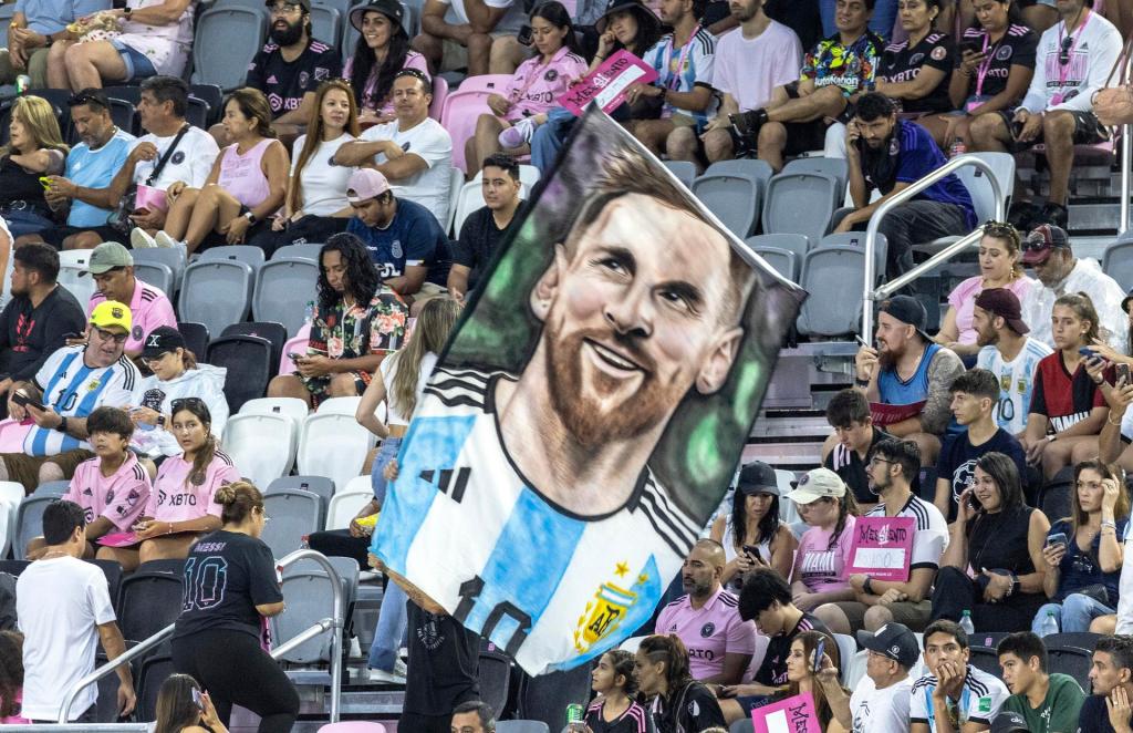 Aficionados asisten a la presentación del argentino Lionel Messi como jugador del Inter Miami CF, el 16 de julio de 2023, en el estadio DRV PNK, de Fort Lauderdale, Florida (Estados Unidos). EFE/Cristóbal Herrera
