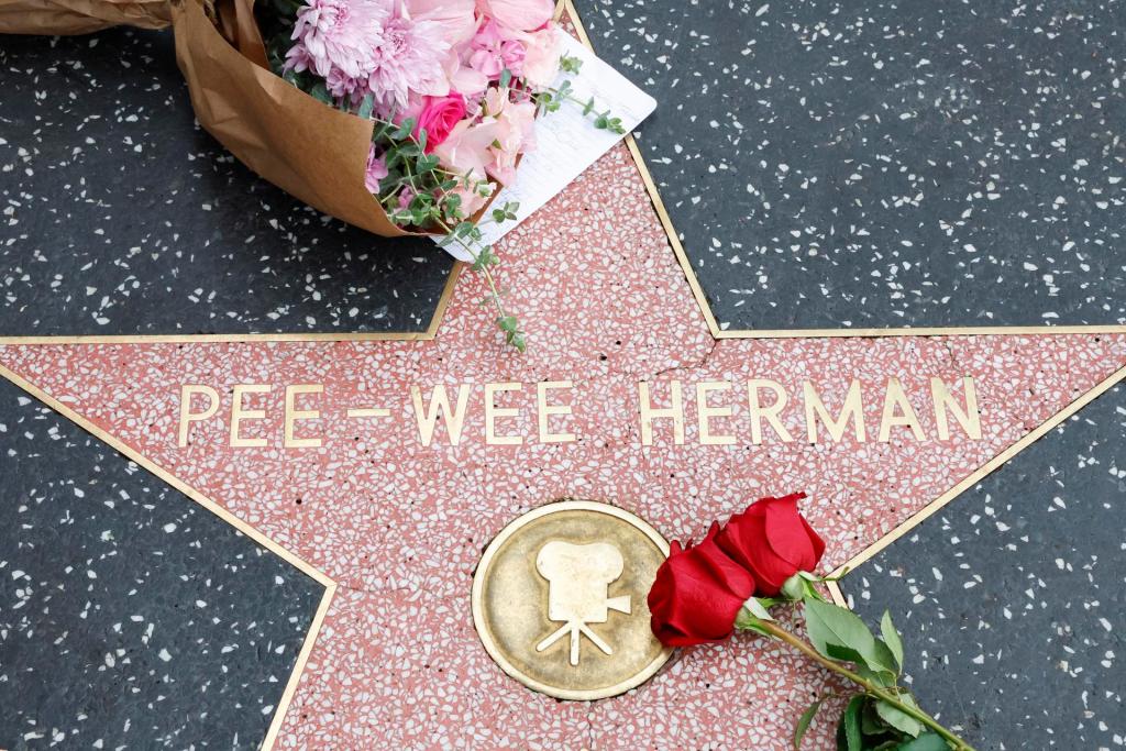 Personas dejan flores y mensajes en la estrella en el Paseo de la Fama de Pee-wee Herman, personaje interpretado por el actor Paul Reubens, este 31 de julio de 2023, en Los Ángeles, California. EFE/Caroline Brehman
