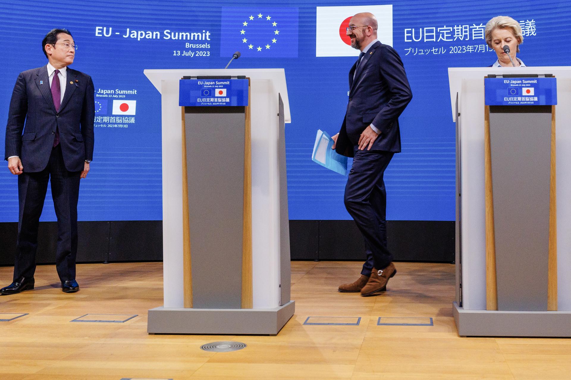 Brussels (Belgium), 13/07/2023.- (L-R) Japan's Prime Minister Fumio Kishida, European Council President Charles Michel and European Commission President Ursula von der Leyen arrive at a press conference after the 29th EU-Japan summit in Brussels, Belgium, 13 July 2023. Japan is EU's closest partner in the Indo-Pacific region. The summit highlights this strong relationship as leaders take stock of progress on several partnerships and lay the ground for deeper cooperation. (Bélgica, Japón, Bruselas) EFE/EPA/OLIVIER MATTHYS
