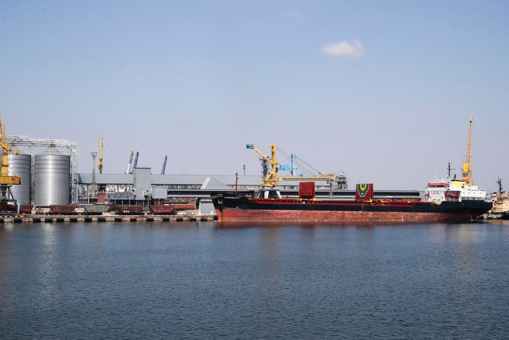Imagen de archivo de unos silos de grano y un carguero en el puerto de Odesa. 