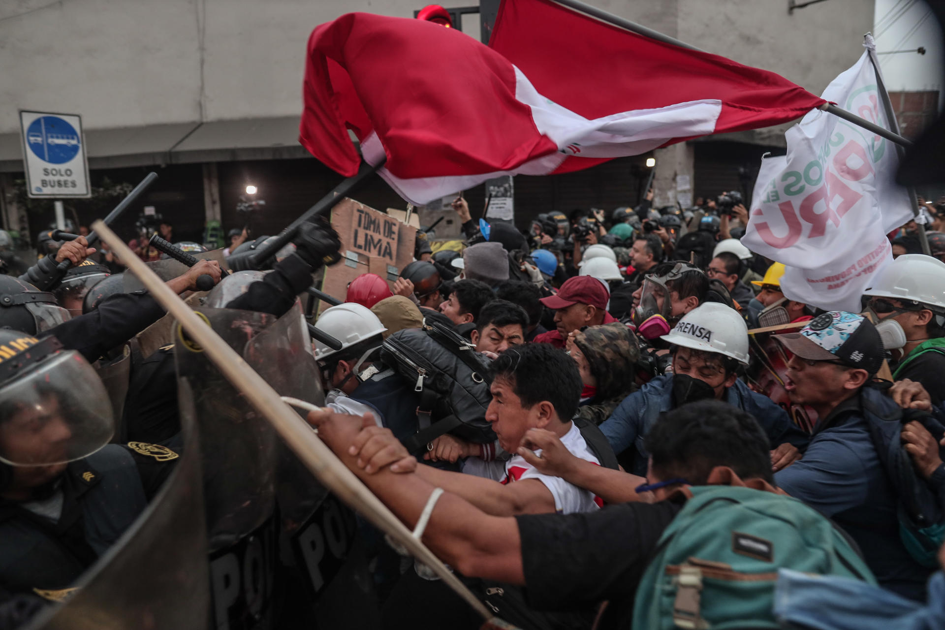 La Policía se enfrenta con manifestantes durante protestas en las que reclaman la renuncia de la presidenta Dina Boluarte y el cierre del Congreso hoy, en Lima (Perú). EFE/Aldair Mejía