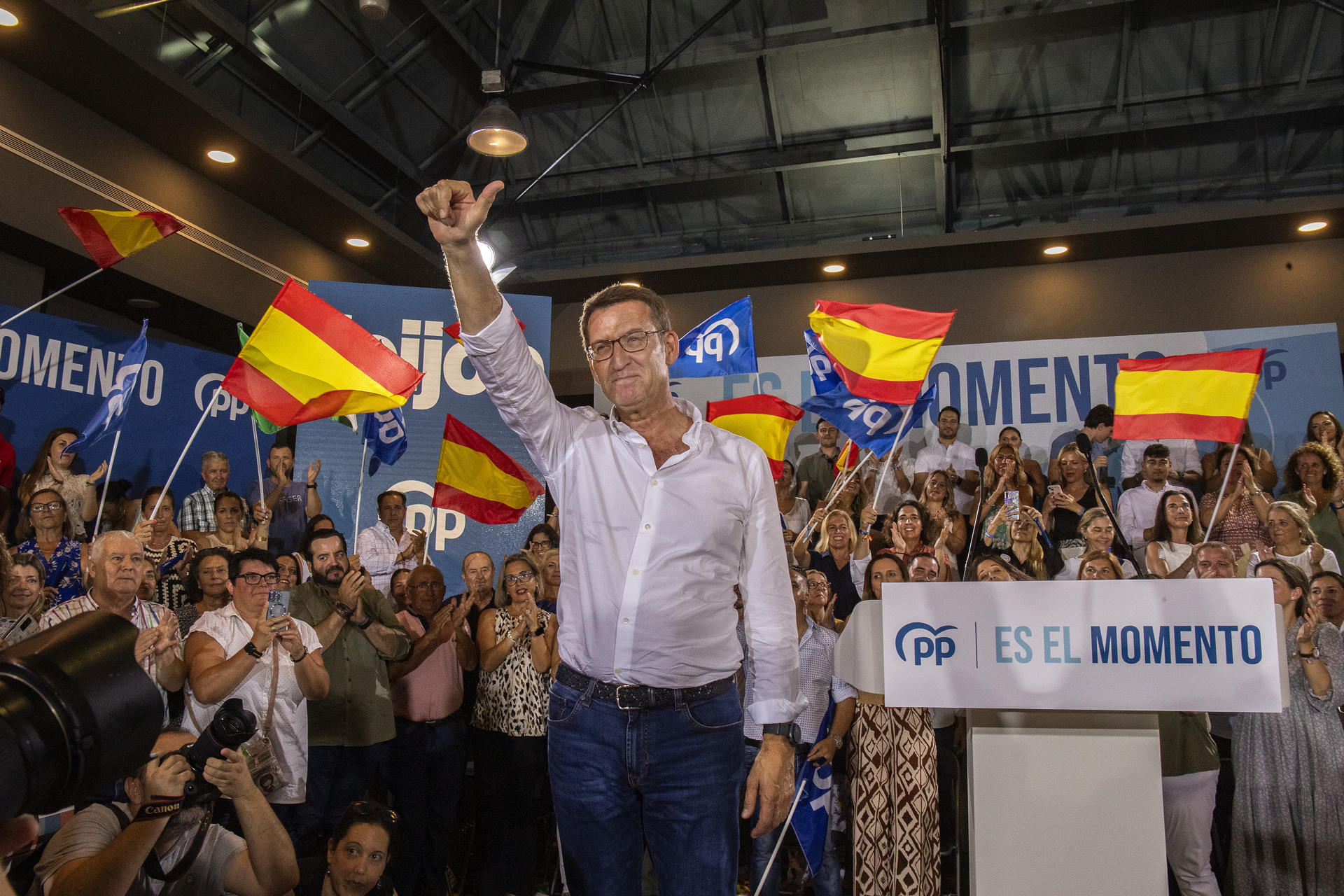 El presidente del Partido Popular y candidato a la Presidencia del Gobierno, Alberto Núñez Feijóo, participa en un acto de campaña celebrado este martes en Cádiz. EFE/ Román Ríos