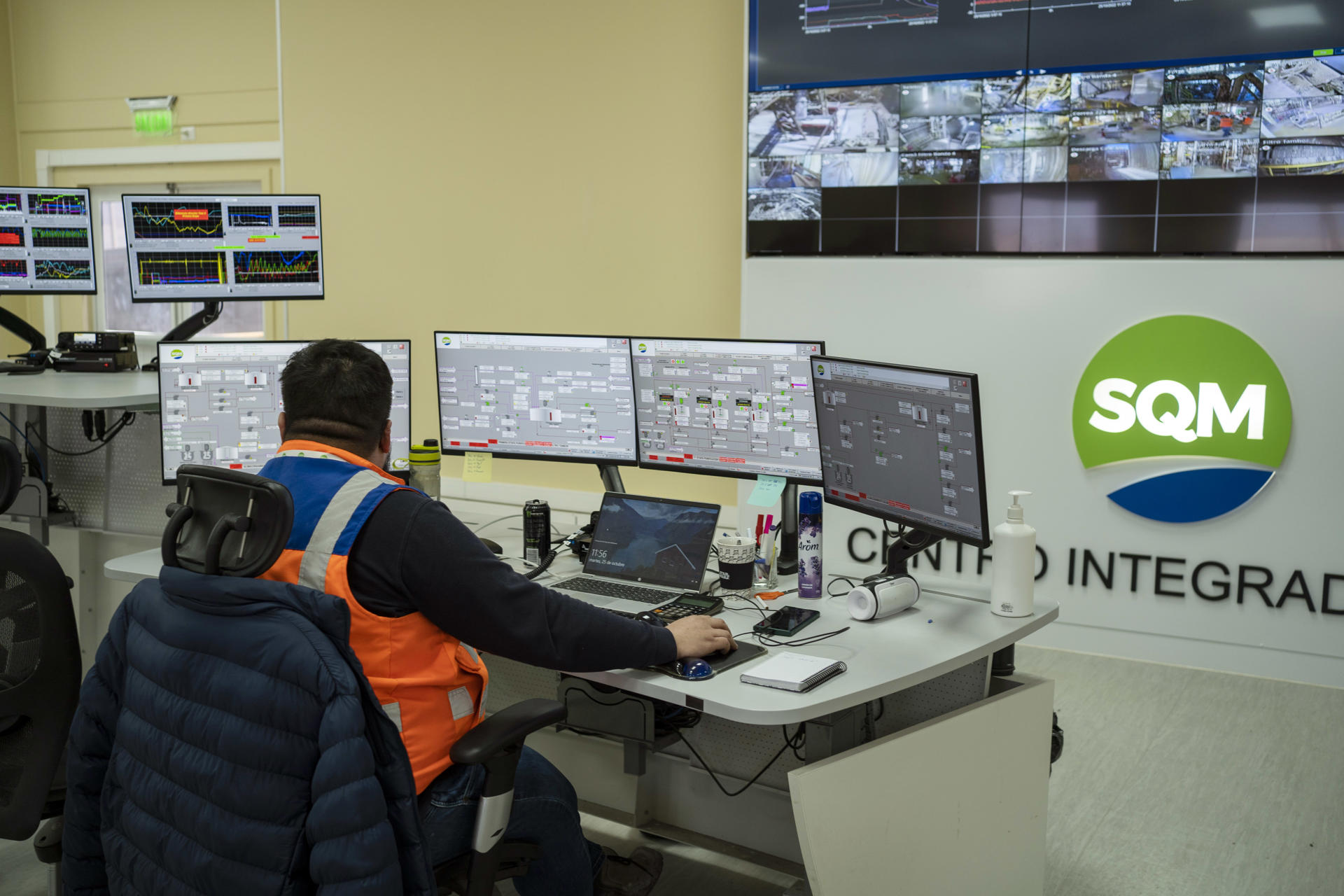 A view in October 2022 of the control room at SQM's lithium plant in Antofagasta, Chile. EFE/Adriana Thomasa/File