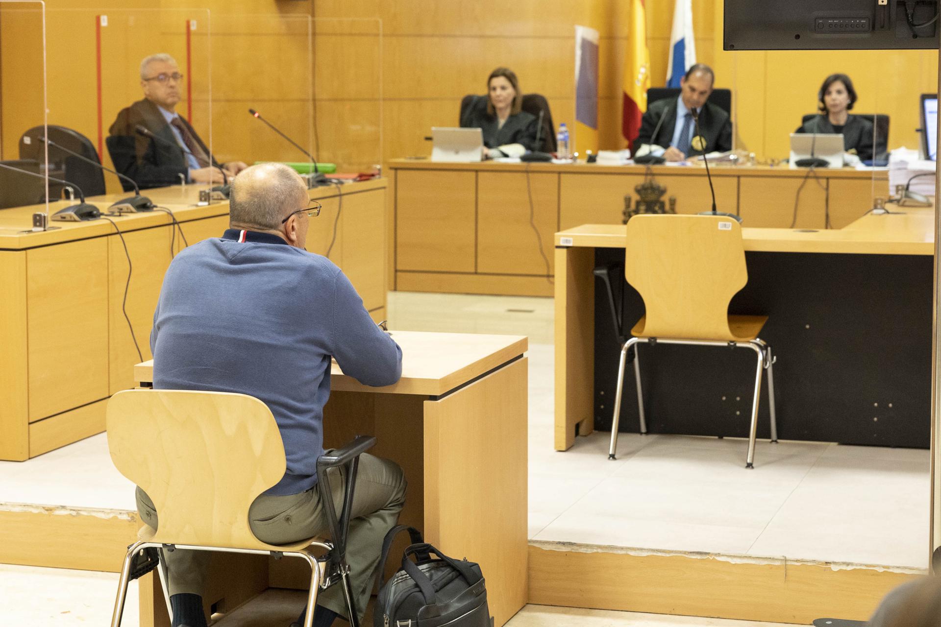 Foto de archivo del juicio celebrado en la Audiencia de Santa Cruz de Tenerife contra el exgerente de la Fundación Canaria para el Fomento del Trabajo (Funcatra) Agustín Herrera. EFE/ Miguel Barreto