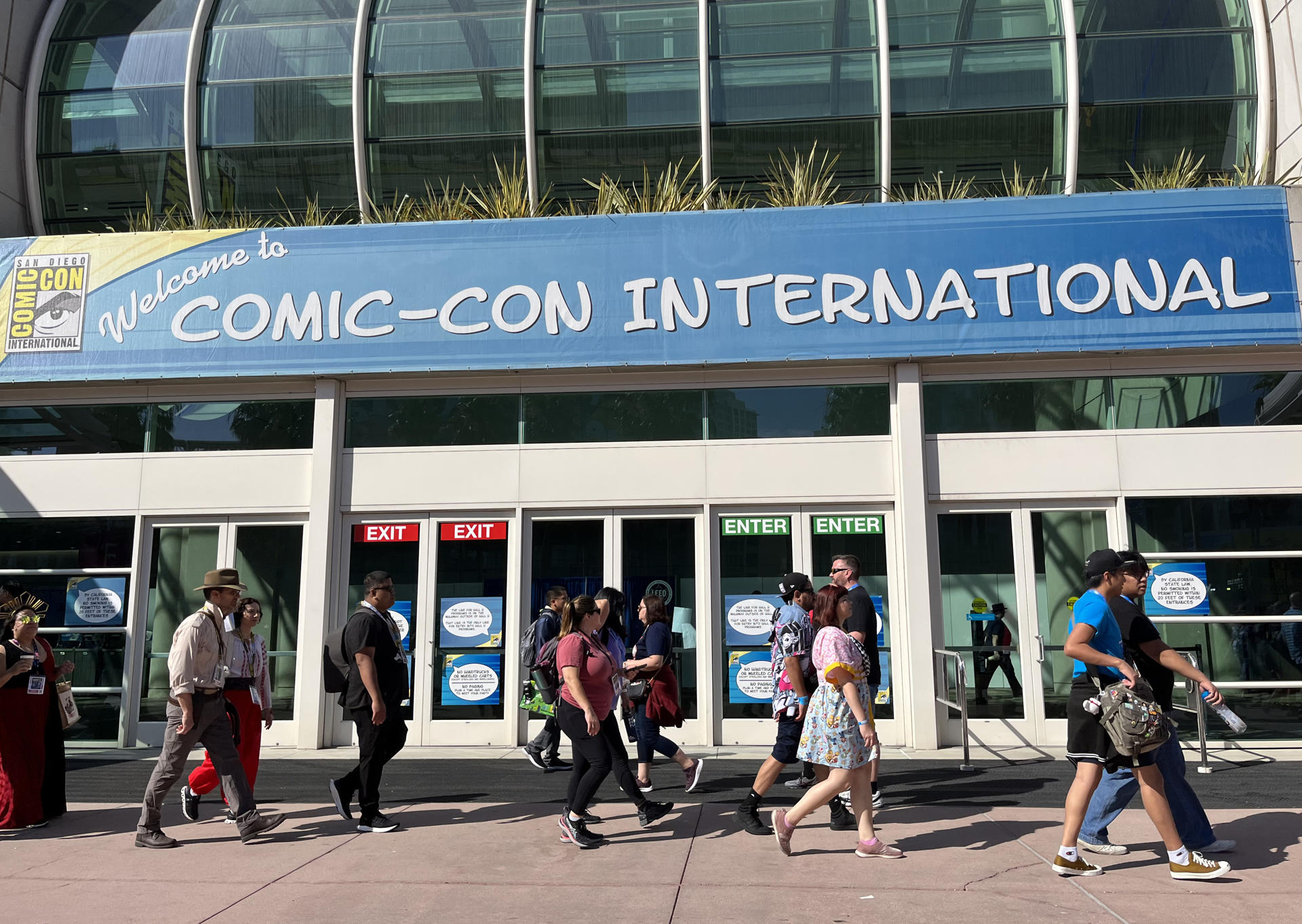 Fans arrive for Comic-Con 2023 in San Diego on 20 July 2023. EFE/Guillermo Azabal
