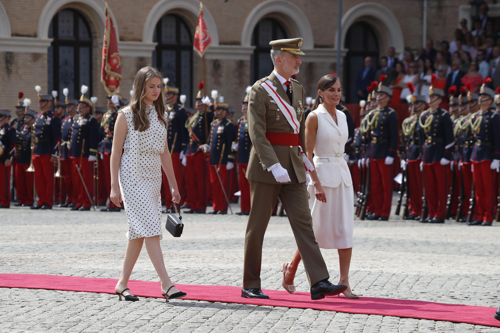 Los reyes Felipe y Letizia junto a la princesa Leonor (i) a su llegada a la entrega de despachos a los nuevos oficiales del Ejército de Tierra, este viernes en la Academia General Militar de Zaragoza. EFE/ Javier Cebollada