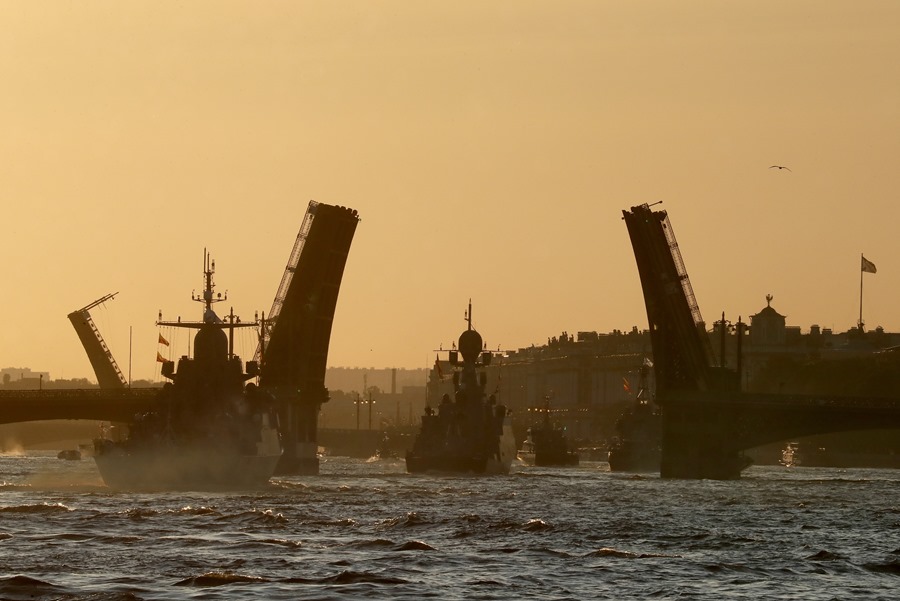Buques de guerra de la Armada de Rusia asisten a un ensayo para el desfile del 'Día de la Armada de Rusia' en San Petersburgo, Rusia