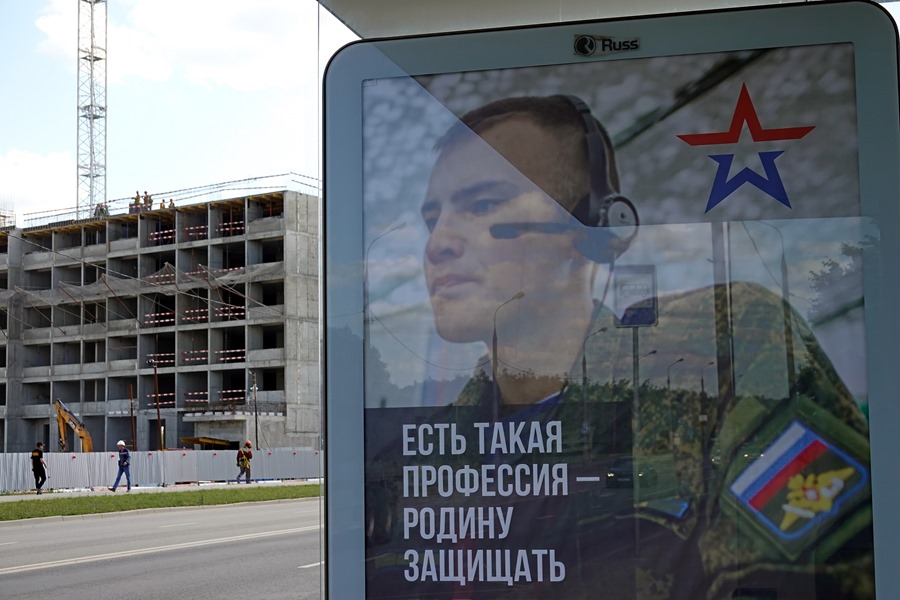 Una valla publicitaria en apoyo de las fuerzas armadas rusas con el retrato de un soldado.