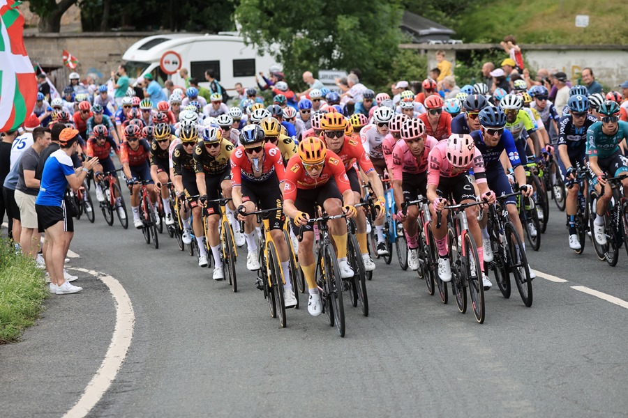 Ciclistas en el día de salida durante la primera etapa del Tour de Francia 2023 que empieza y acaba en Bilbao, España.