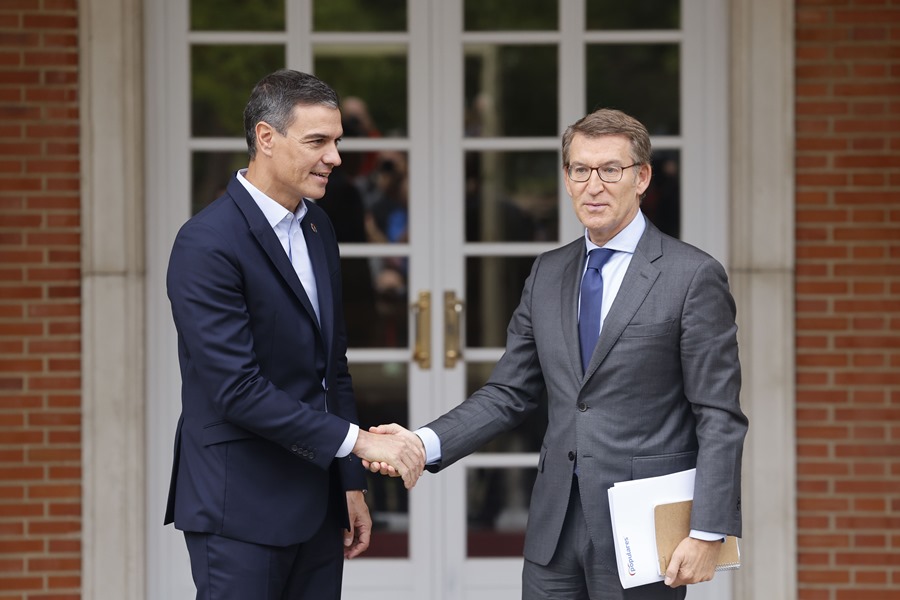 El presidente del Gobierno, Pedro Sánchez (i), recibe al líder del PP, Alberto Núñez Feijóo (d), en una imagen de archivo