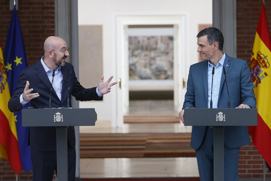 El presidente del Gobierno, Pedro Sánchez (d), y el presidente del Consejo Europeo, Charles Michel (i), en su comparecencia tras la reunión sobre la presidencia de España en el Consejo de la UE.