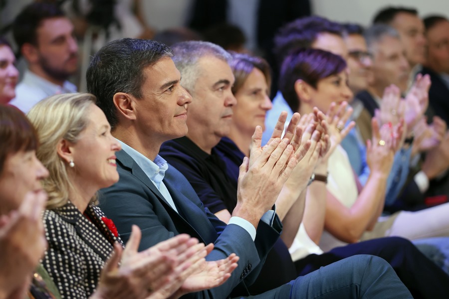 El secretario general del PSOE y presidente del Gobierno, Pedro Sánchez (c) durante la presentación del programa electoral del PSOE