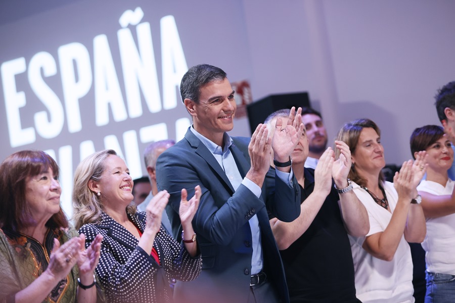 El secretario general del PSOE y presidente del Gobierno, Pedro Sánchez (c), durante la presentación del programa electoral del PSOE