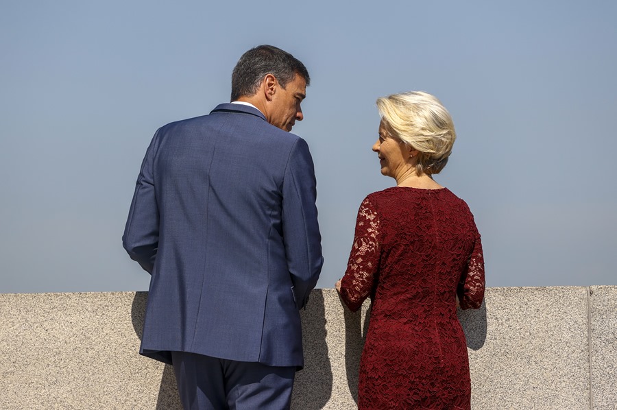 El presidente del Gobierno, Pedro Sánchez, conversa con la presidenta de la Comisión Europea, Ursula von der Leyen, a su llegada al Museo de las Colecciones Reales.