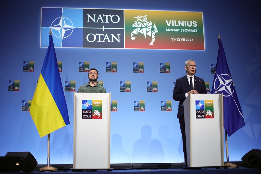 El secretario general de la OTAN, Jens Stoltenberg (d), y el presidente ucraniano, Volodymyr Zelenski