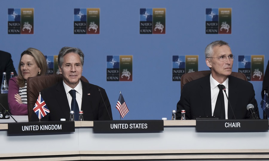 El secretario de Estado de EE.UU., Antony Blinken (I), y el secretario general de la OTAN, Jens Stoltenberg