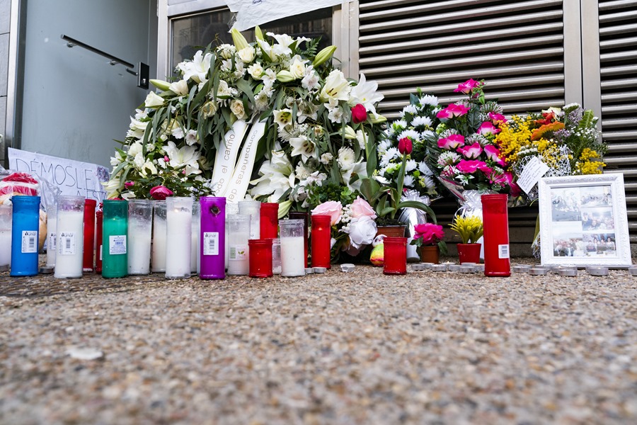 Velas, flores y pancartas en el domicilio de una de Sallent que se suicidó el pasado mes de febrero.