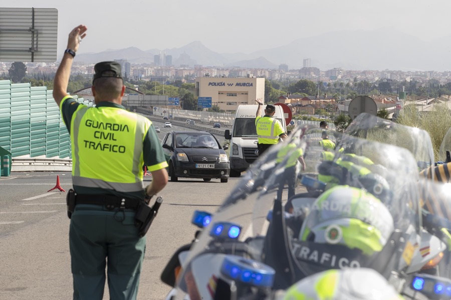 Varios agentes de la Guardia Civil paran a los conductores durante un control de alcoholemia.