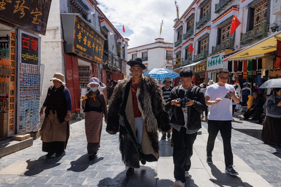 Un grupo de visitantes pasea por Tíbet.