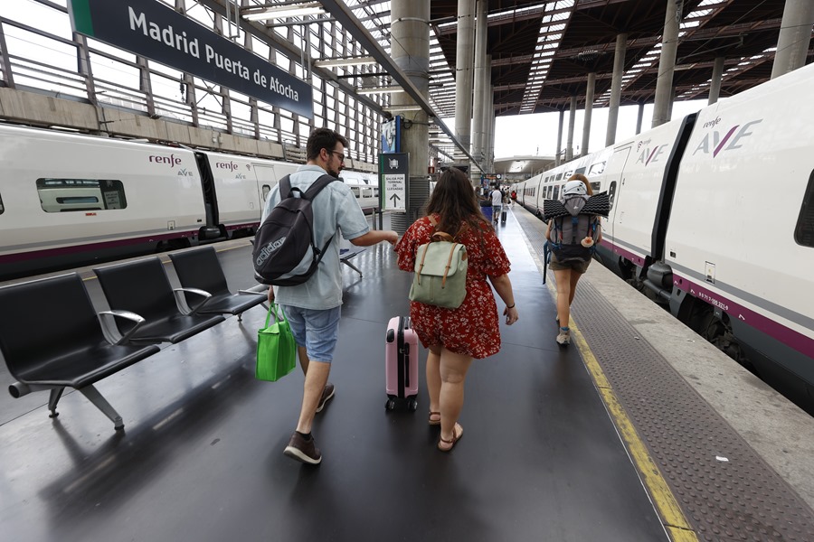Varias personas con maletas caminan por la estación de Atocha, este viernes en Madrid,. 