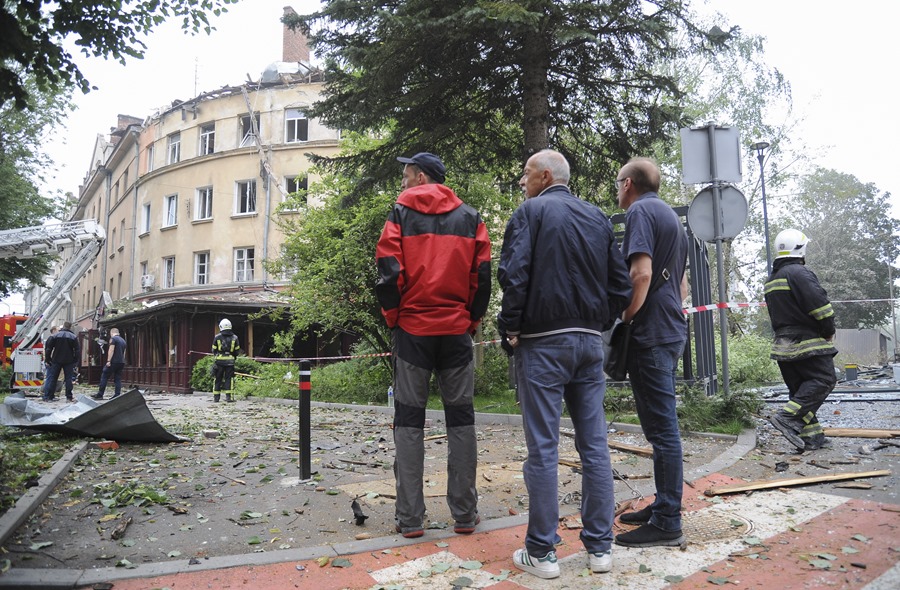 Imagen de un edificio dañado por un cohete ruso en Lviv