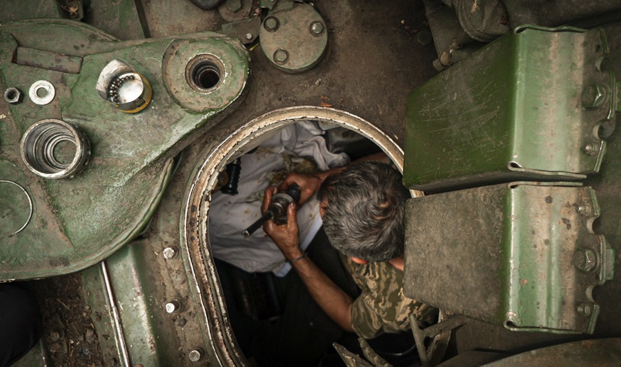 Un soldado en un tanque ucraniano