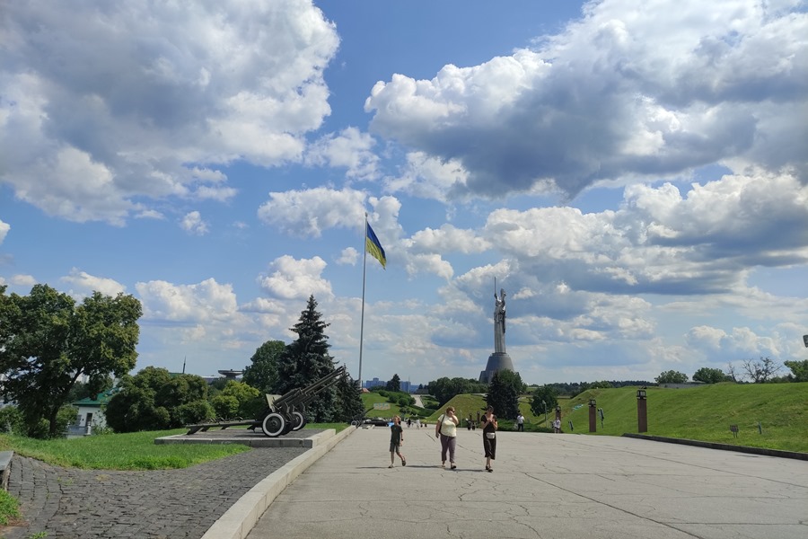 Vista de la estatua de la Madre Patria (al fondo) en Kiev