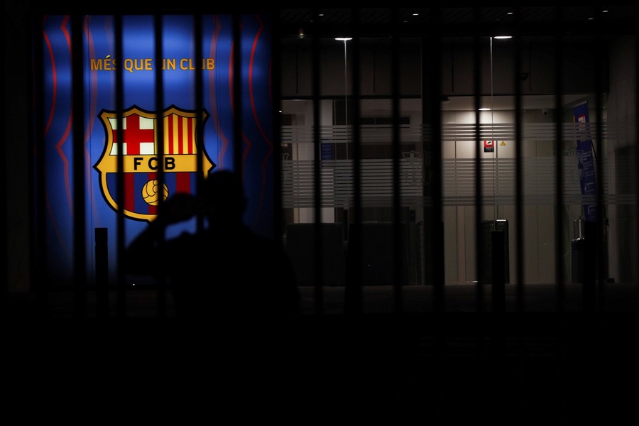 Un aficionado en las puertas de las oficinas del FC Barcelona