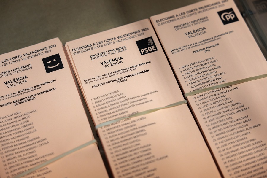 Detalle de unas papeletas en el almacén electoral