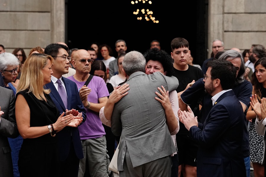 El presidente de la Generalitat, Pere Aragonés y el alcalde de Barcelona, Jaume Collboni (de espaldas), presidieron este mediodía el minuto de silencio convocado en la plaza de Sant Jaume de Barcelona. 