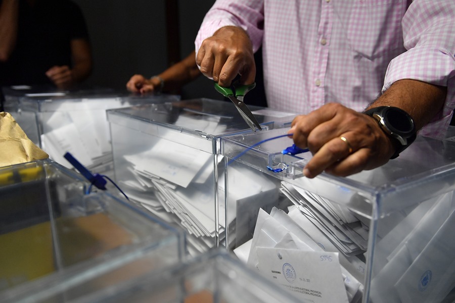 Trabajadoras de la junta electoral y representantes de partidos políticos inician el recuento de votos del exterior.