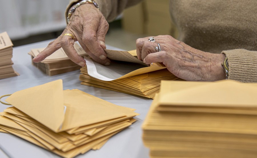 Una mesa electoral saca los votos por correo