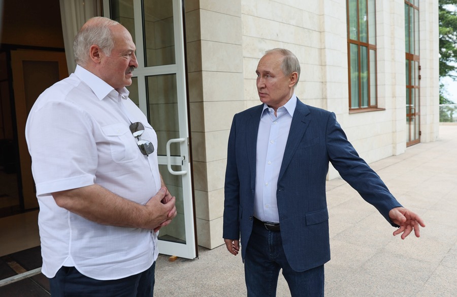  Vladimir Putin (d) y Alexander Lukashenko 