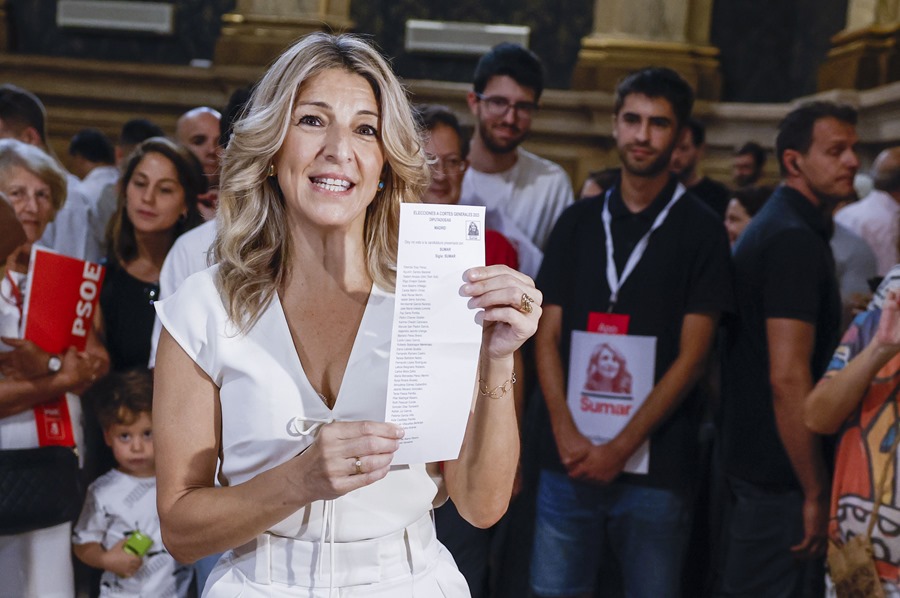 La líder de la coalición Sumar, Yolanda Díaz, muestra la papeleta de su formación antes de ejercer su derecho al voto, hoy en Madrid.