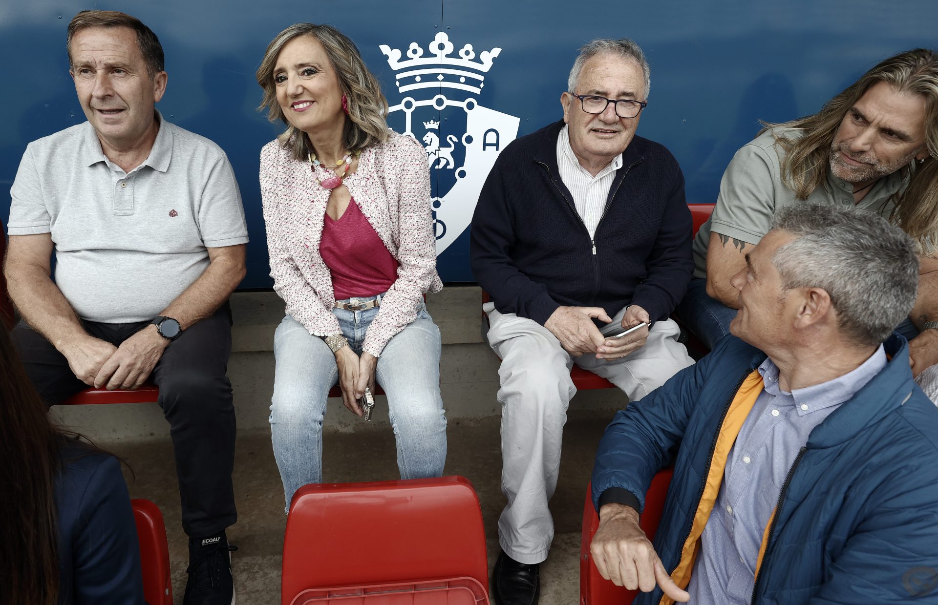 El ya exvicepresidente de la RFEF y presidente de la Federación Navarra de fútbol, Rafa del Amo, (i) en un partido de fútbol femenino disputado este martes en Pamplona.