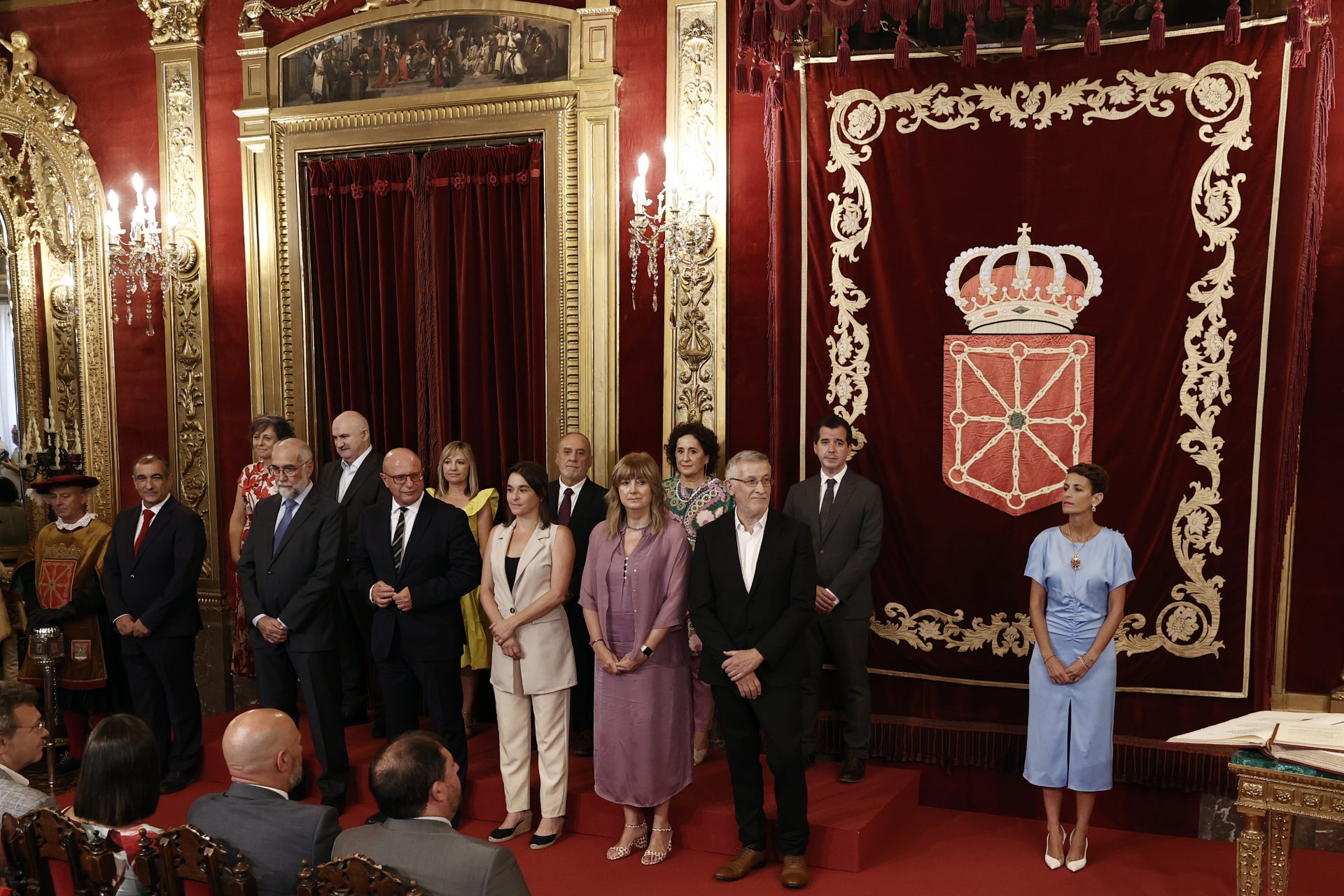 Imagen de la presidenta de Navarra, María Chivite, con los nuevos consejeros de su Gobierno en la toma de posesión