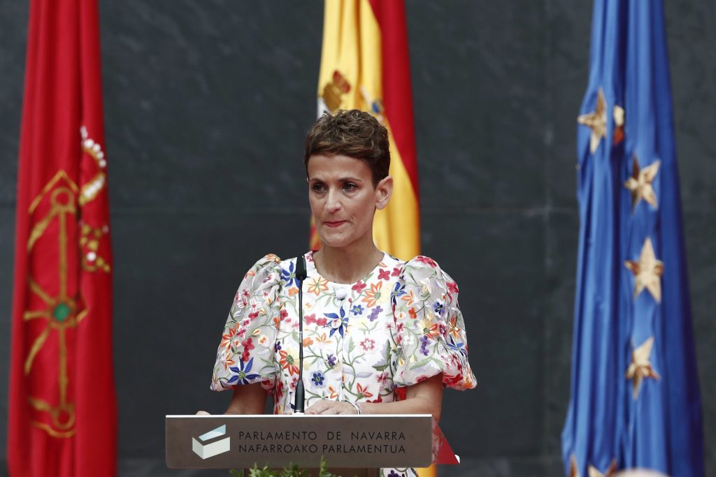 Imagen de la reelegida presidenta del Gobierno de Navarra, María Chivite, en su intervención en el acto de toma de posesión