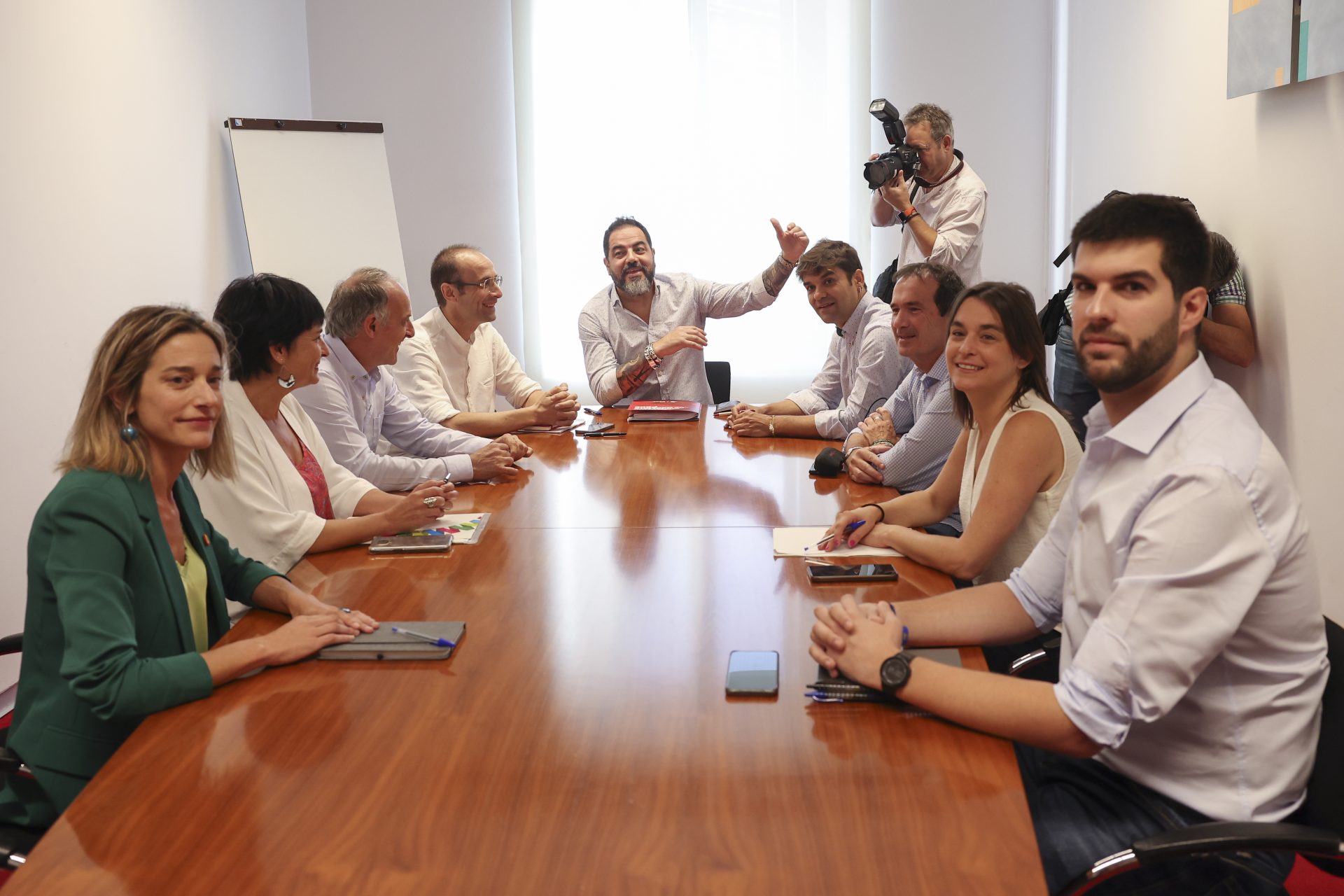 Imagen d e la reunión de os firmantes del pacto de Gobierno de Navarra (PSN, Geroa Bai y Contigo) con EH Bildu