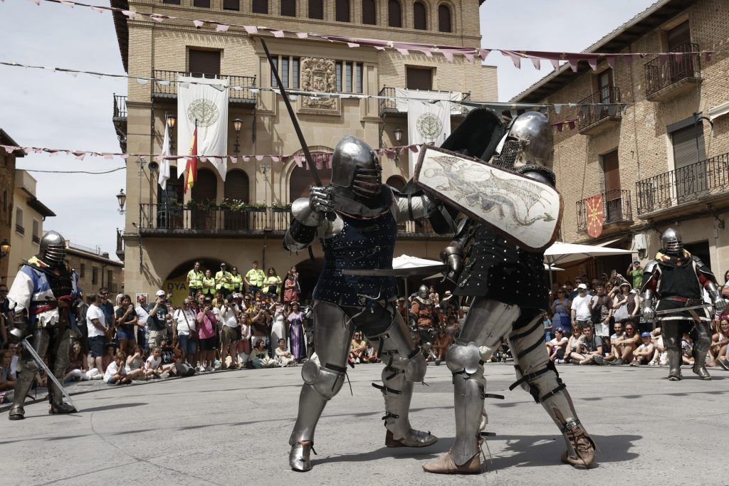 Pelea entre guerreros ataviados con trajes medievales en las fiestas medievales de Olite