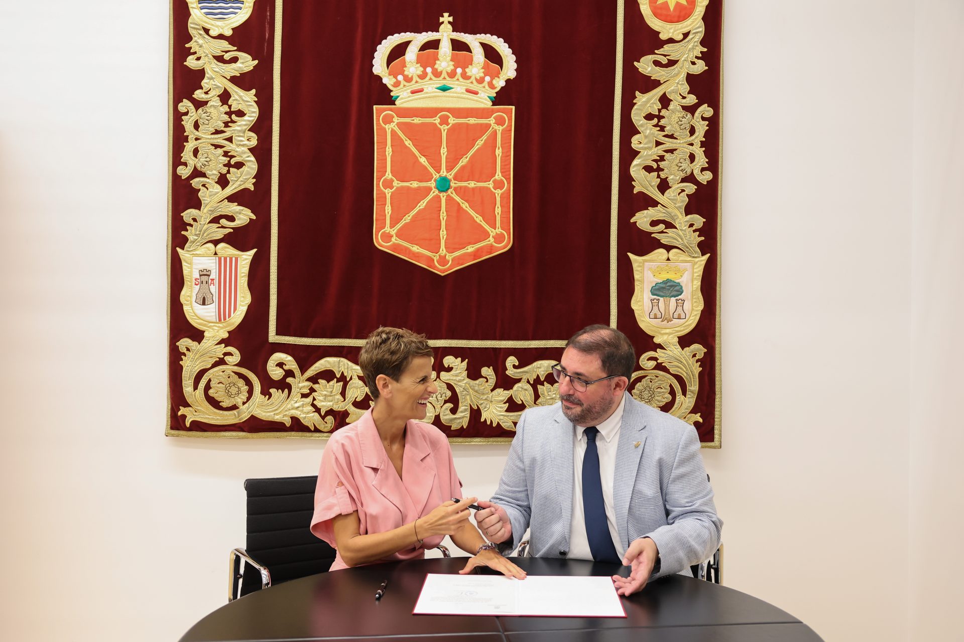 Imagen de la firma de la propuesta del presidente del Parlamento foral, Unai Hualde, para que la candidata socialista Maria Chivite se someta a la investidura como presidenta de Navarra