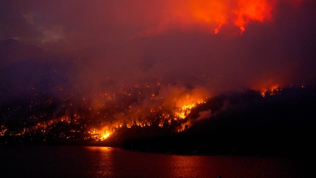 Los incendios obligan a 35.000 personas a huir de sus hogares en el oeste de Canadá