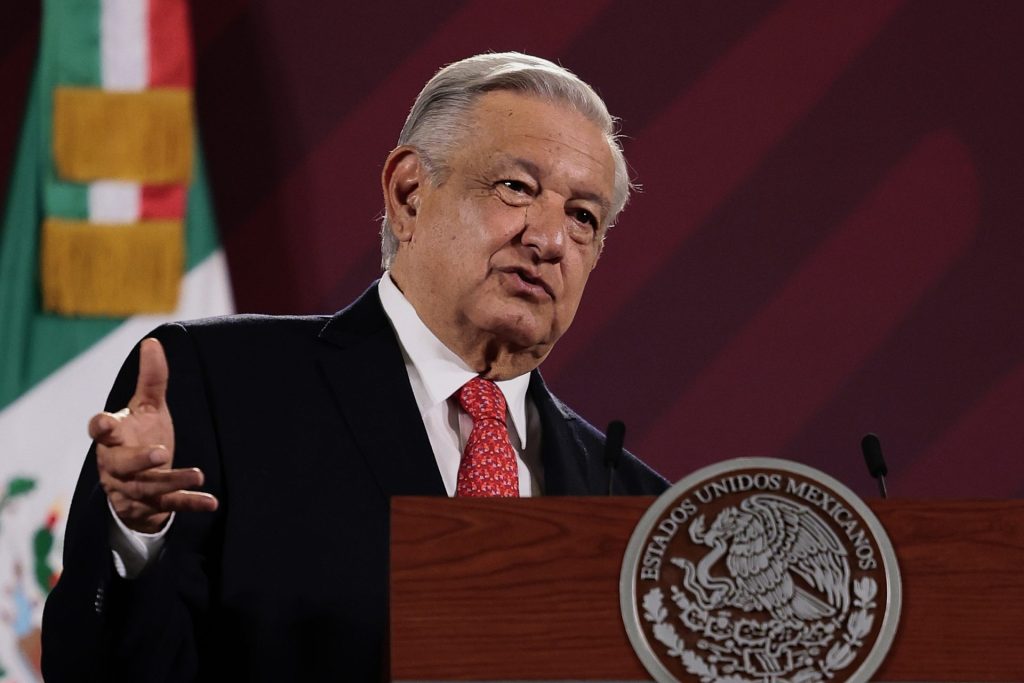 El presidente de México, Andrés Manuel López Obrador, habla durante una rueda de prensa hoy, en el Palacio Nacional de la Ciudad de México (México), en la que se refirió al precandidato a la Presidencia de EE.UU. Ron DeSantis. EFE/José Méndez