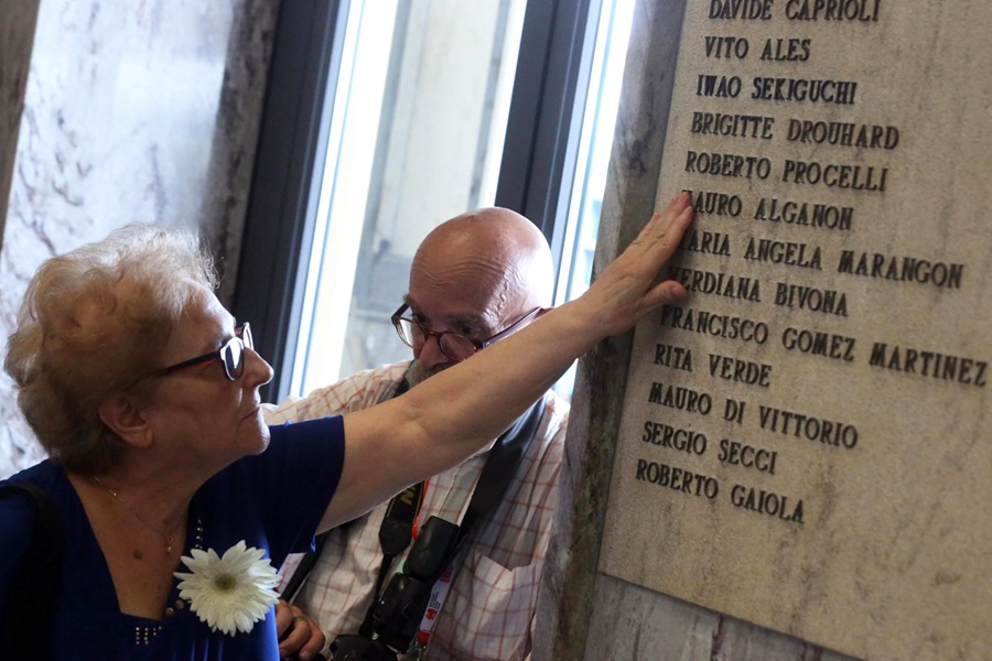 Familiares de las víctimas del atentado perpetrado por neofascistas en la estación ferroviaria de Bolonia en el que perdieron la vida 84 personas, en una conmemoración del aniversario de la masacre