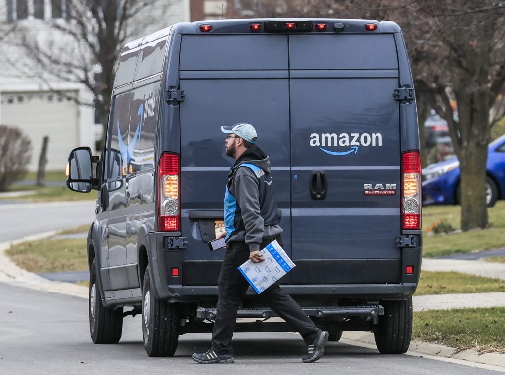 Un repartidor de Amazon realiza una entrega de productos, en una fotografía de archivo. EFE/Tannen Maury