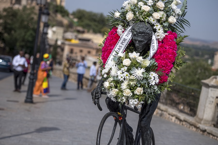 Vista de la estatua a Federico Martín Bahamontes en el mirador de Toledo con una corona de flores tras conocerse este martes la muerte del primer ganador español del Tour de Francia a los 95 años.