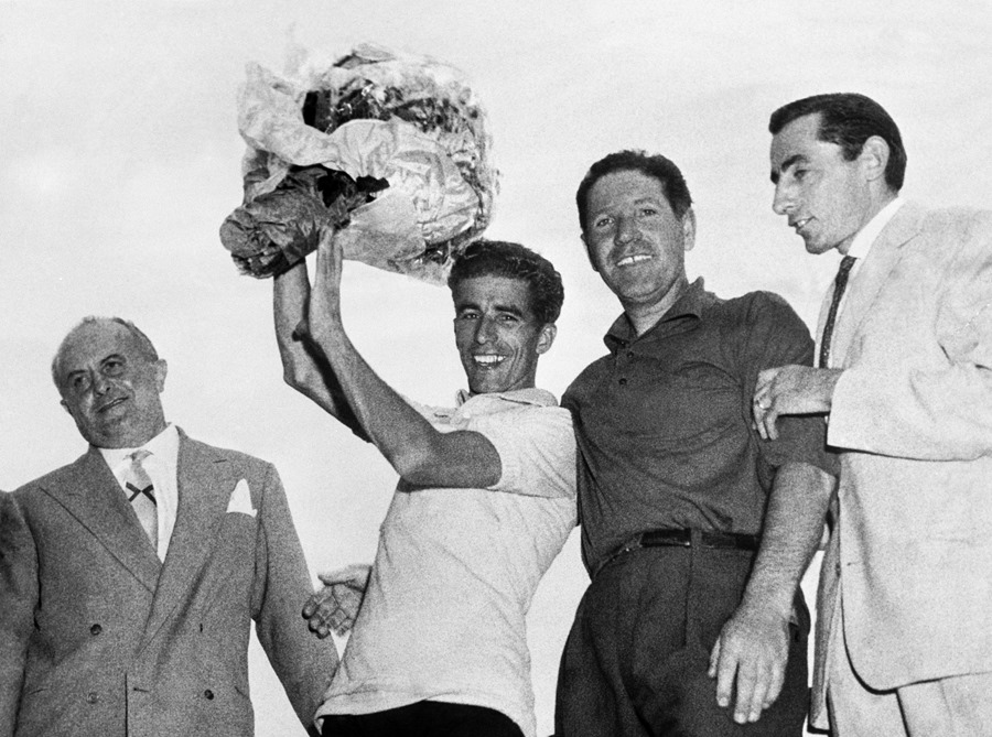 Federico Martín Bahamontes, ganador del Tour de Francia, en el podium del Parque de los Príncipes de Paría con M. Randoni, (i) el director técnico del equipo, M. Langarica y el director comercial Fausto Coppi
