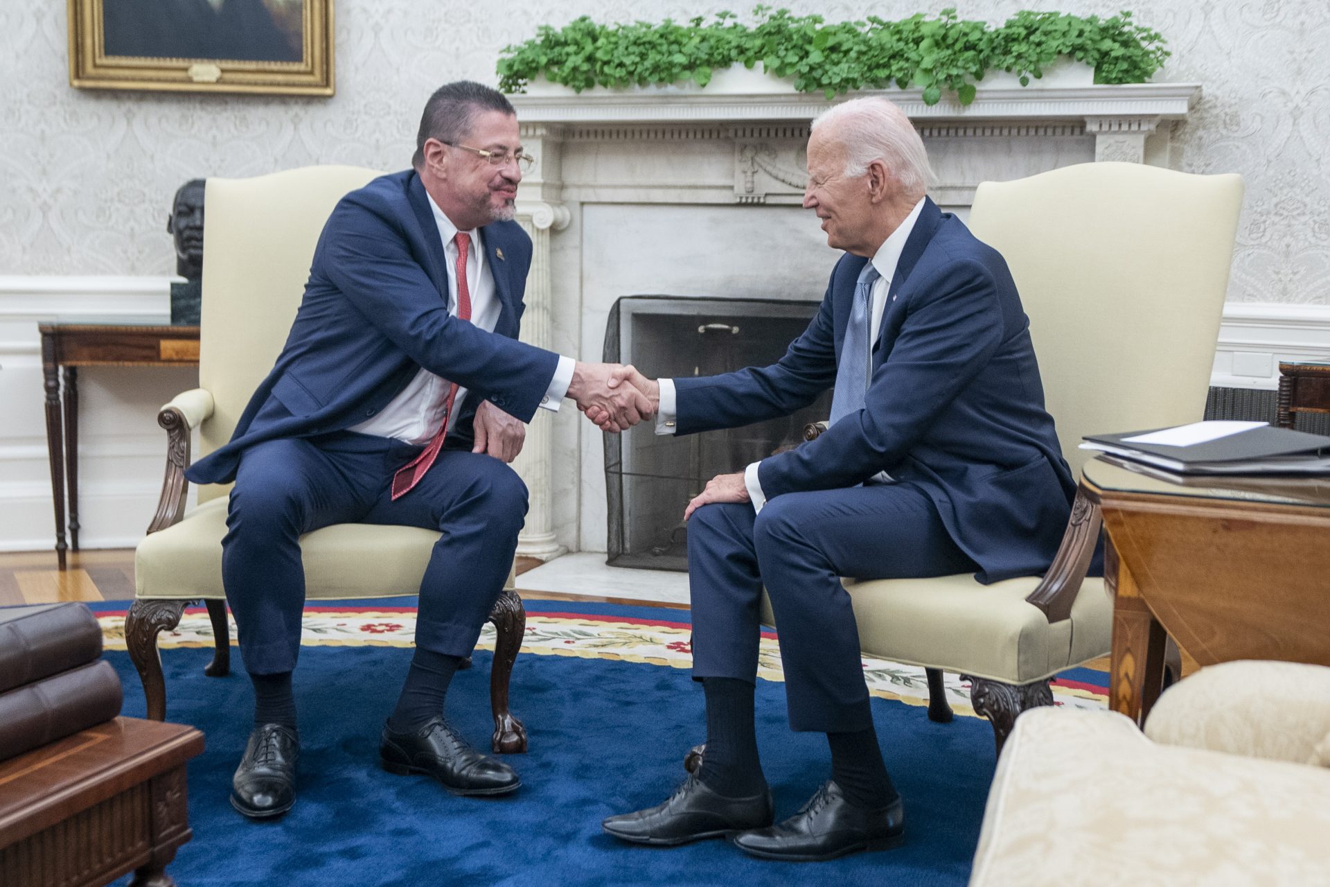 El presidente de EE.UU., Joe Biden, conversa con su homólogo de Costa Rica, Rodrigo Chaves Robles, durante una reunión en la Oficina Oval de la Casa Blanca, en Washington. EFE/Shawn Thew/Pool