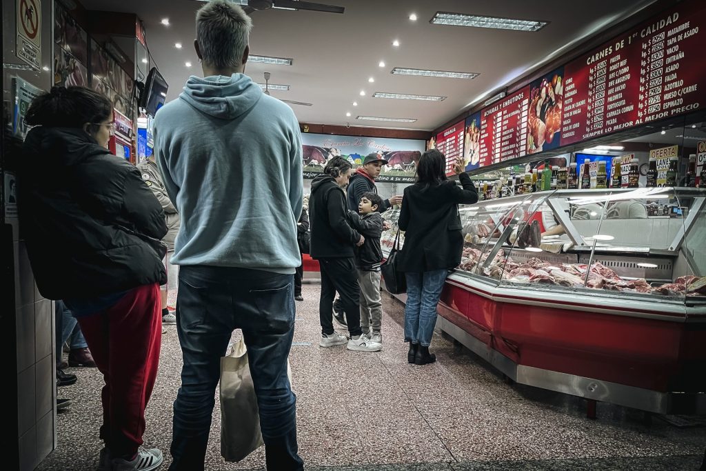 Clientes compran carne en una carnicería, el 17 de agosto de 2023, en Buenos Aires (Argentina). EFE/Juan Ignacio Roncoroni