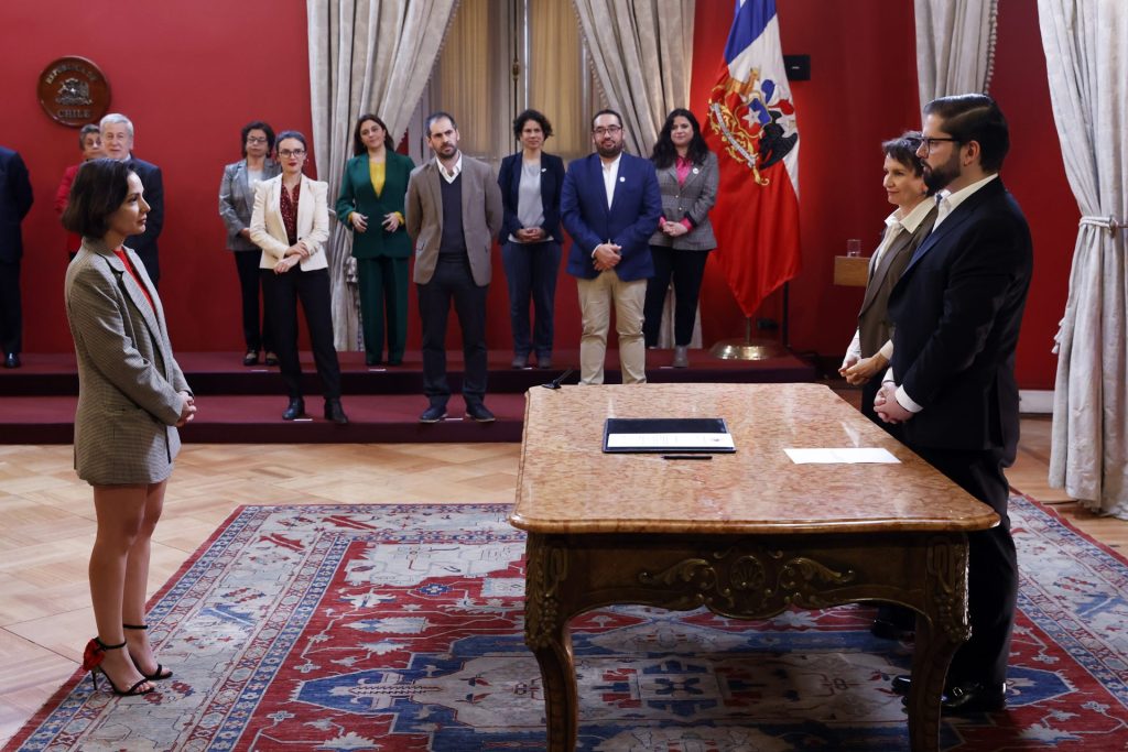 La ministra de Cultura, Carolina Arredondo (i) jura ante el presidente Gabriel Boric (d) durante la ceremonia de cambio de gabinete en el palacio de La Moneda, hoy en Santiago (Chile). EFE/Elvis González