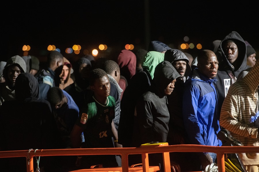 Migrantes rescatados permanecen en una embarcación hoy, en Puerto del Rosario (España).
